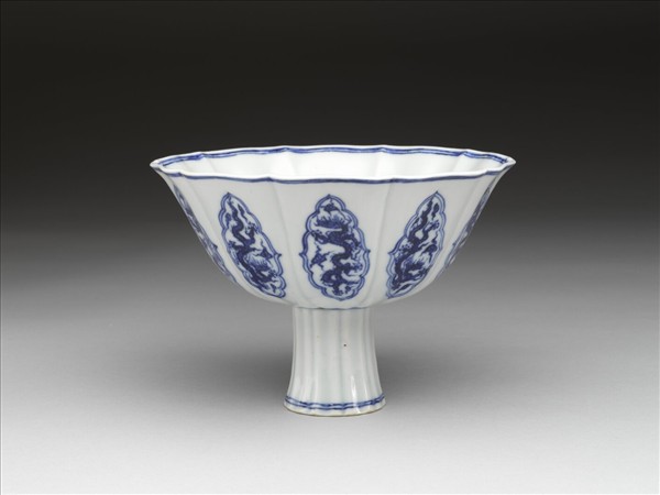 青花菱邊雲龍紋葵式高足碗