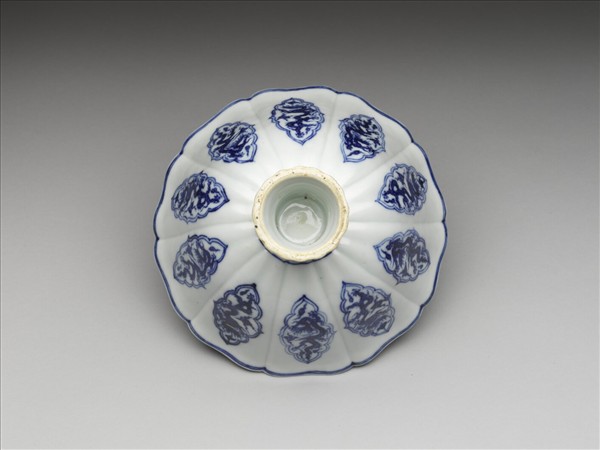 青花菱邊雲龍紋葵式高足碗