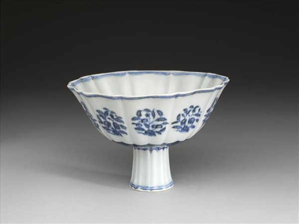 青花團花紋花口高足碗