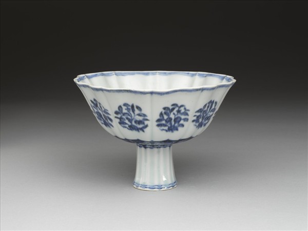 青花團花紋花口高足碗