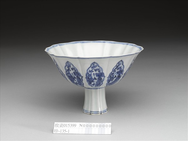 青花團鳳凰紋菱花高足碗