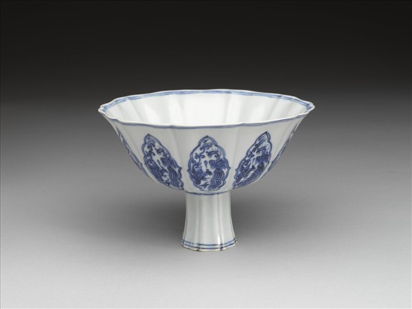 青花團鳳凰紋菱花高足碗