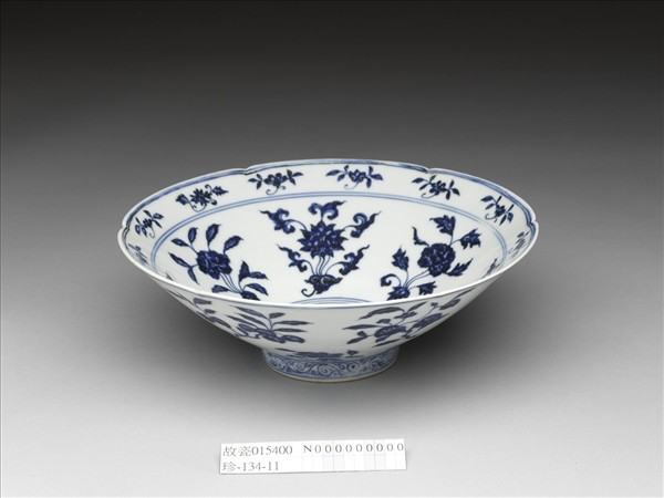 青花四季花果紋葵瓣口碗