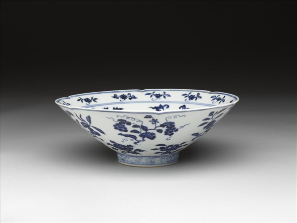 青花四季花果紋葵瓣口碗