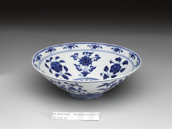 青花四季花果紋葵瓣口碗