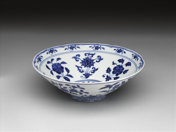 青花四季花果紋葵瓣口碗