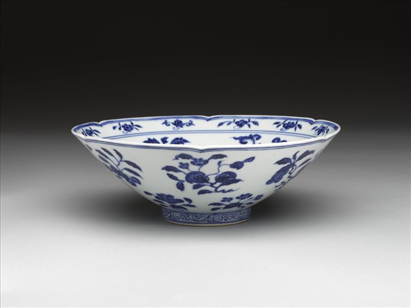 青花四季花果紋葵瓣口碗