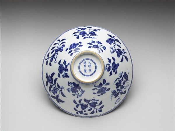 青花四季花果紋葵瓣口碗