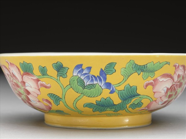 琺瑯彩黃地花卉淺碗