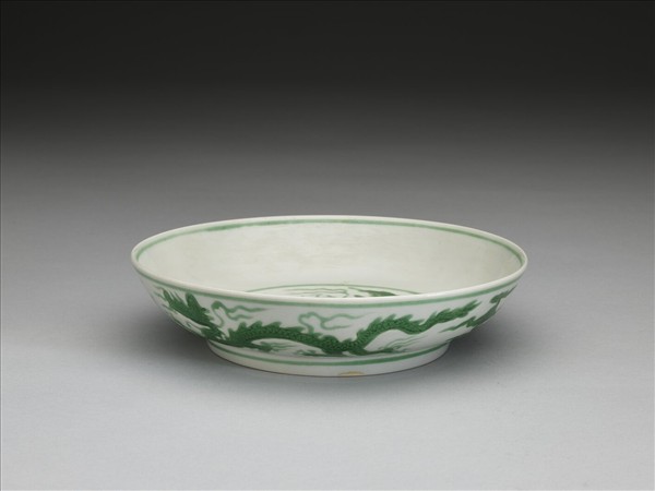 白地綠彩雲龍紋盤