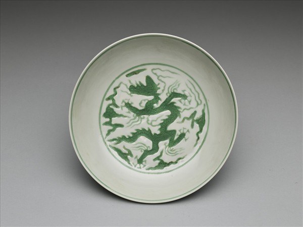 白地綠彩雲龍紋盤