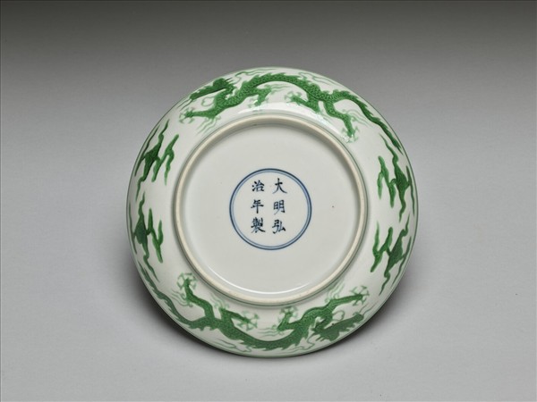 白地綠彩雲龍紋盤