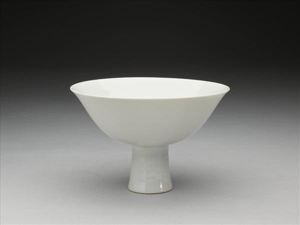 甜白釉高足碗