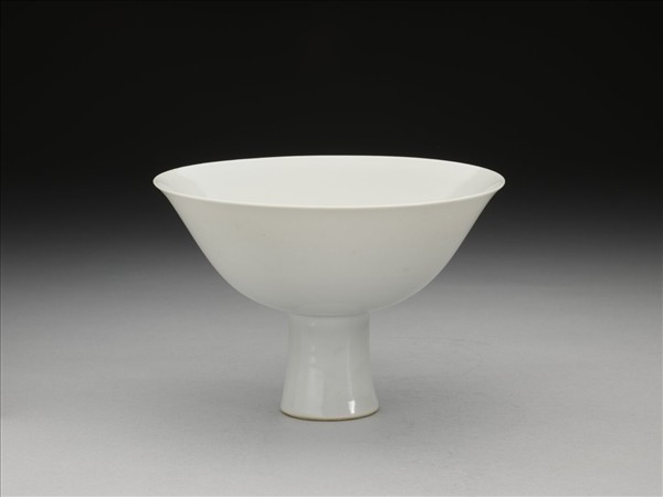 甜白釉高足碗