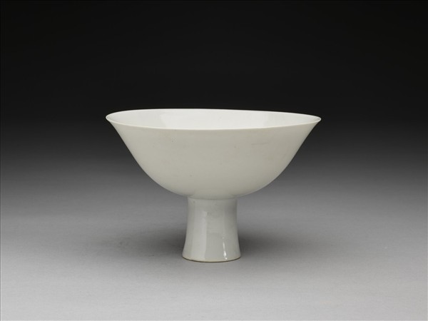 甜白釉高足碗