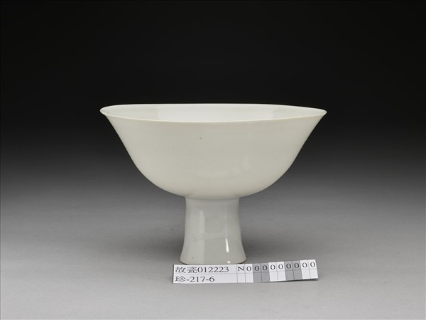 甜白釉雙龍紋高足碗