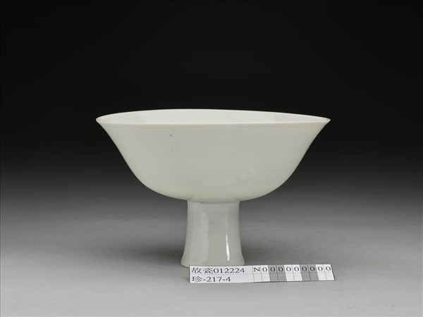 甜白釉雙龍紋高足碗