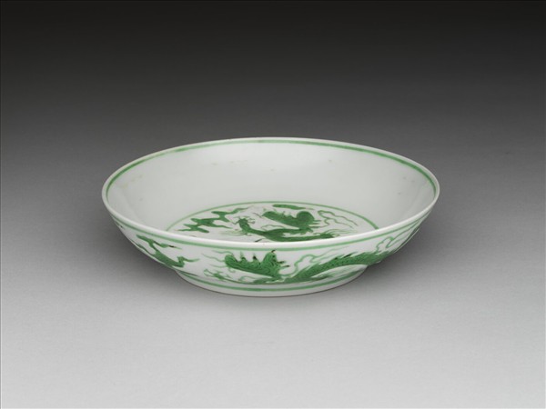 白地綠彩雲龍紋盤