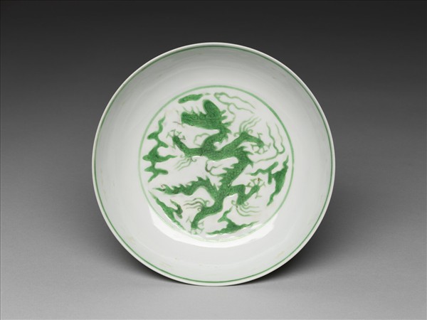 白地綠彩雲龍紋盤