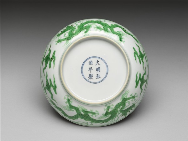 白地綠彩雲龍紋盤