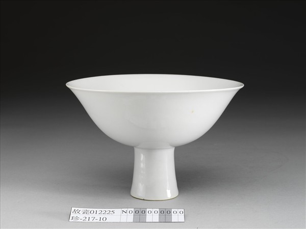 甜白釉高足碗