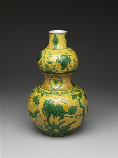 黃地綠彩獸紋葫蘆瓶