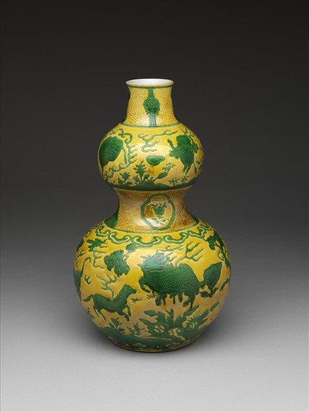 黃地綠彩獸紋葫蘆瓶