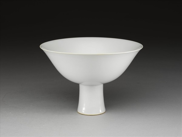 甜白釉高足碗