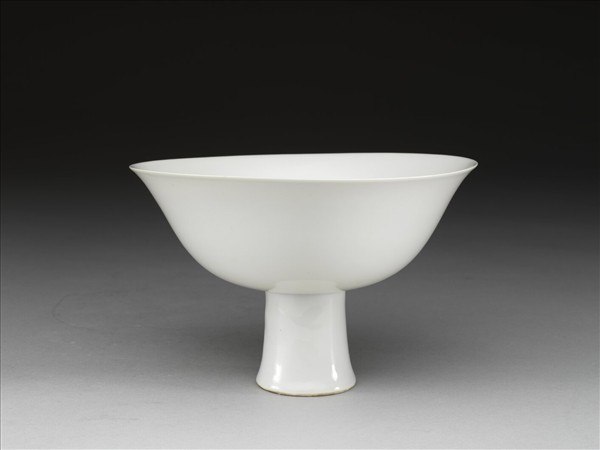 甜白釉五龍紋高足碗