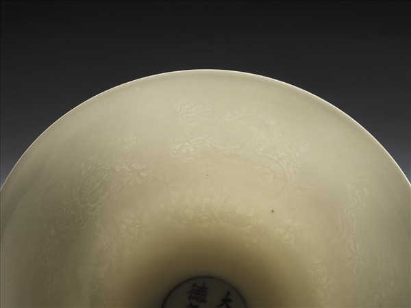 甜白釉五龍紋高足碗