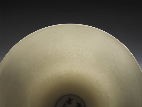 甜白釉五龍紋高足碗