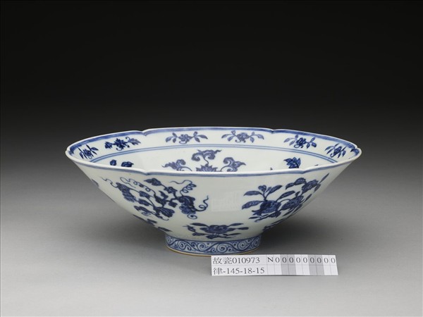 青花花果紋葵口碗
