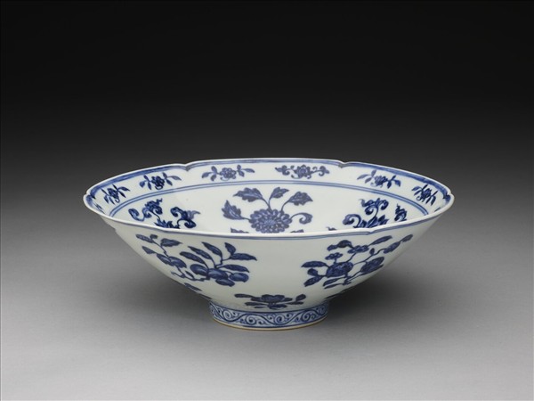 青花花果紋葵口碗