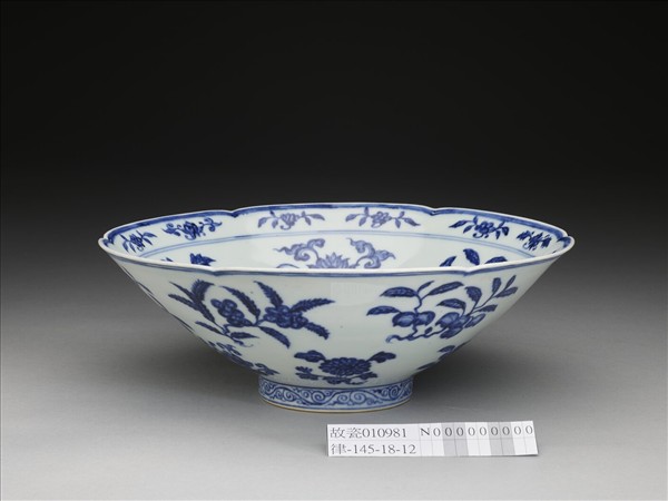 青花花果紋葵口碗