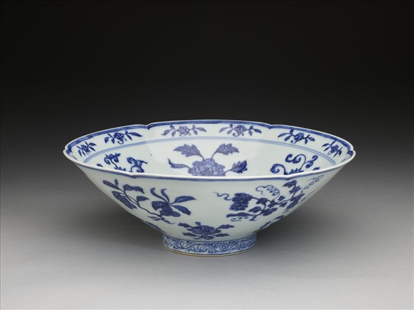 青花花果紋葵口碗
