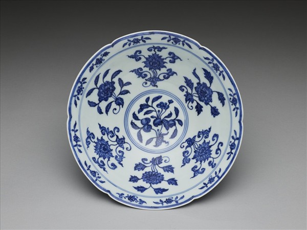 青花花果紋葵口碗