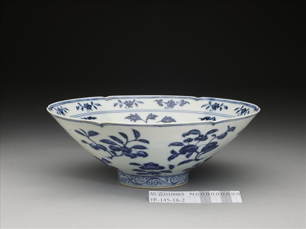 青花花果紋葵口碗