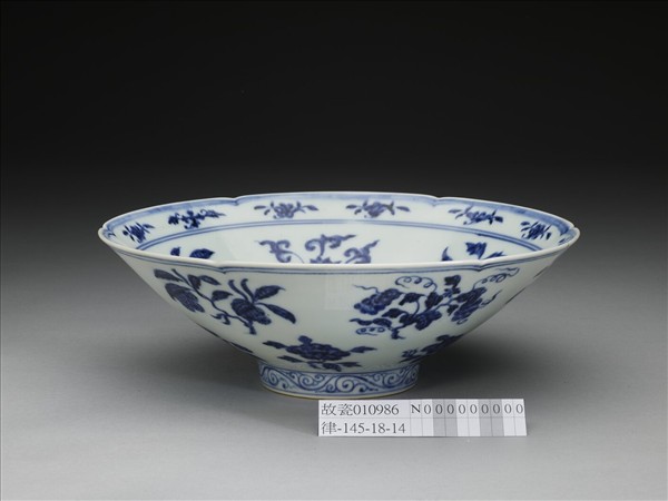 青花花果紋葵口碗