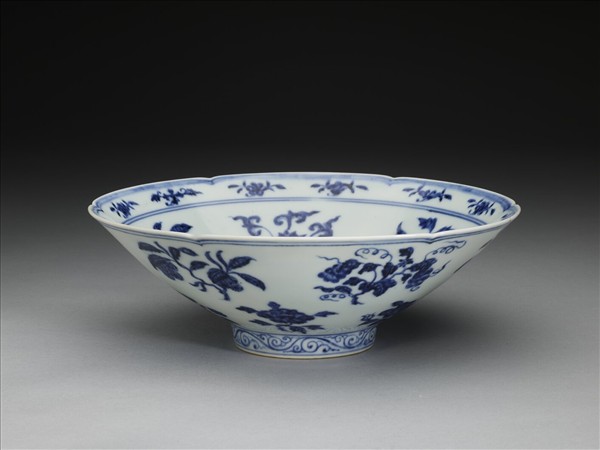 青花花果紋葵口碗