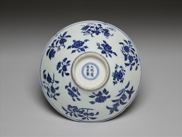 青花花果紋葵口碗