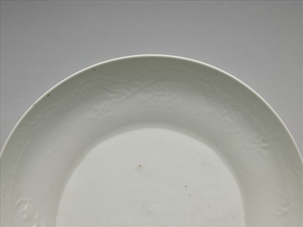 甜白釉雙龍紋盤