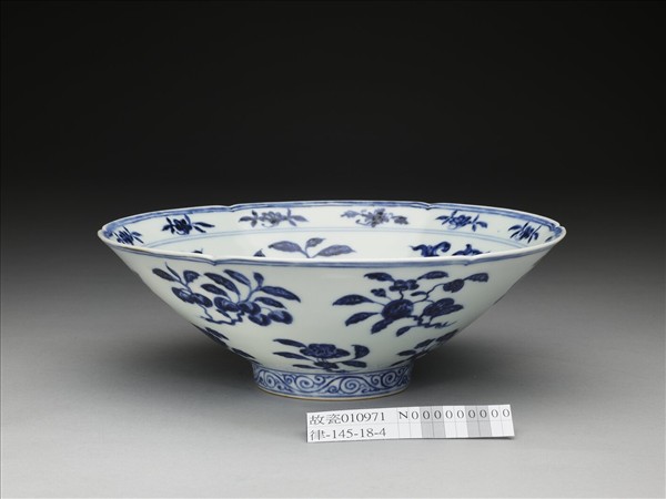 青花花果紋葵口碗