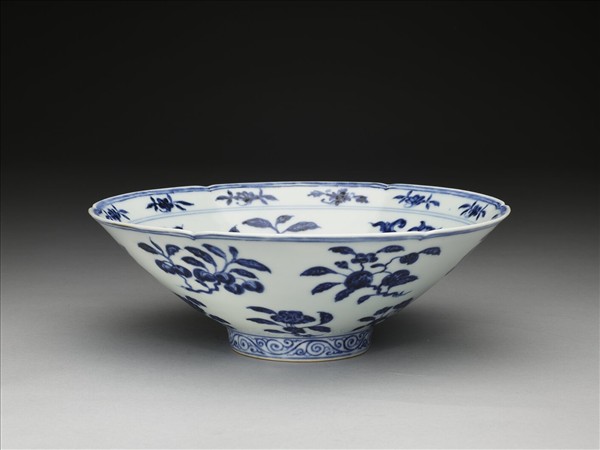 青花花果紋葵口碗