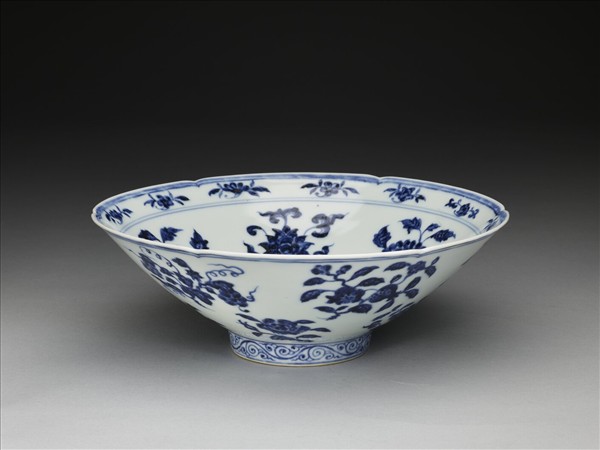 青花花果紋葵口碗