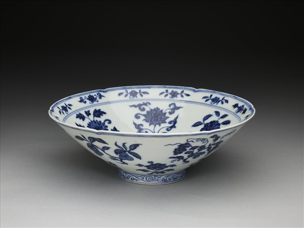 青花花果紋葵口碗