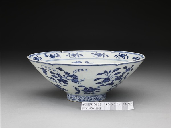 青花花果紋葵口碗