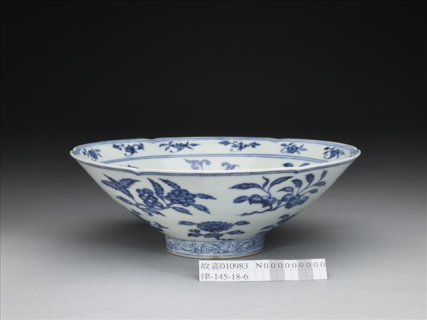 青花花果紋葵口碗