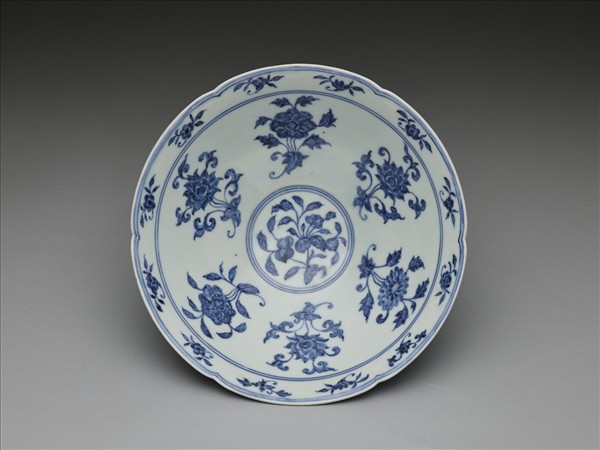 青花花果紋葵口碗