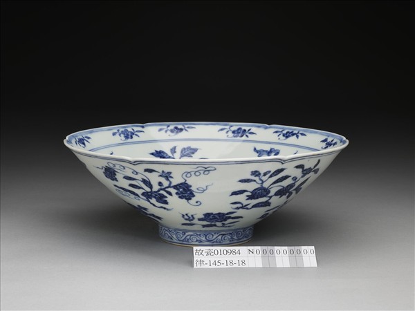 青花花果紋葵口碗