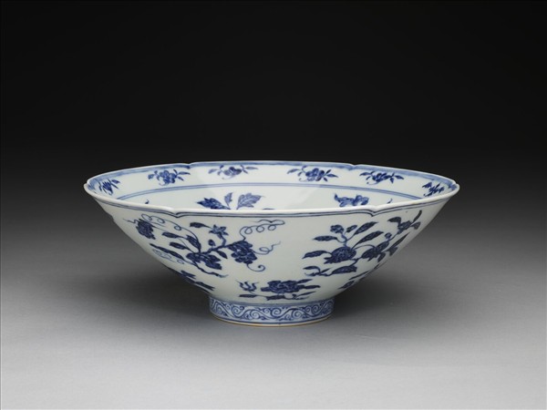 青花花果紋葵口碗